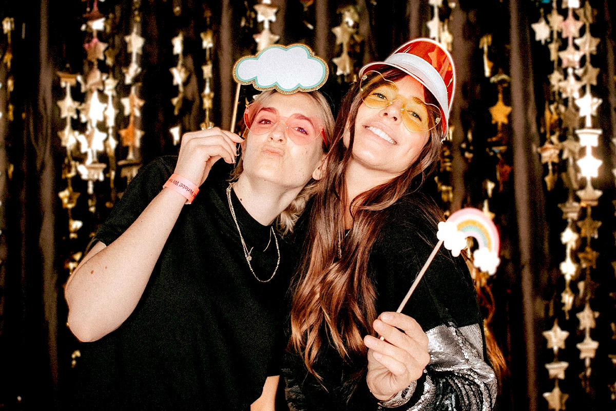 2 Frauen mit Hüten vor Fotobox