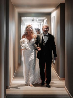 Braut und Bräutigam auf dem Weg zur Hochzeit