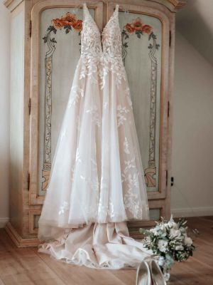 Hochzeitskleid hängt am Kleiderbügel