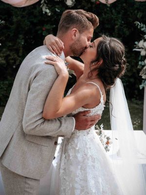 Braut und Bräutigam küssen sich bei Trauung