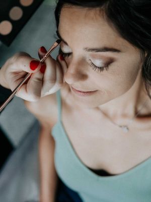 Braut bekommt Makeup