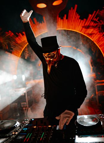 DJ mit Maske Fotografie